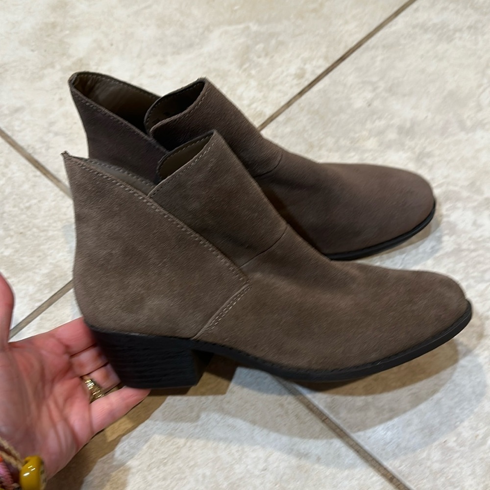 Me Too Zeus Brown Suede Low Heel Ankle Boots Booties 7